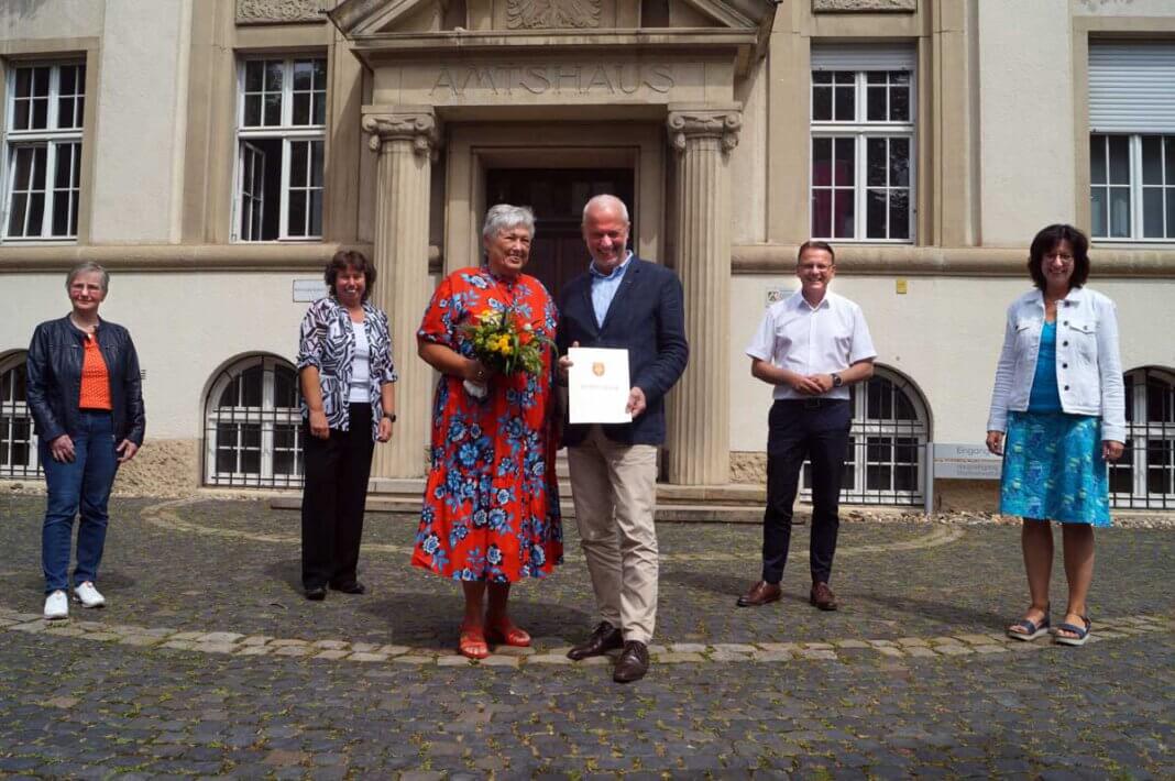 Verabschiedung Michael Reckers Michael Reckers (M.) mit seiner Frau Lisa wurde in den Ruhestand verabschiedet. Alles Gute wünschten Personalrätin Brigitte Althoff-Rörig (v.l.), Beigeordnete Sylvia Engemann, Bürgermeister Thomas Orlowski und Personaldezernentin Jutta Röttger. Foto: M. Woesmann / Stadt Selm