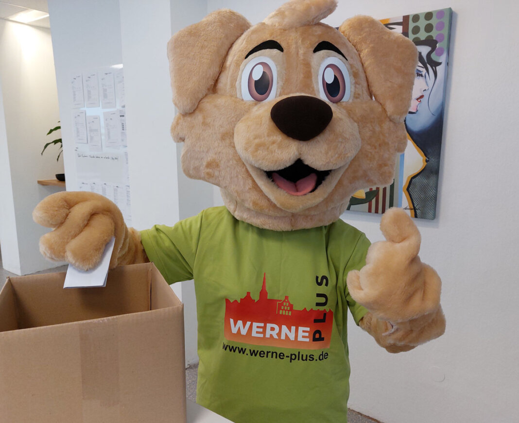 Verlosung Tippspiel WERNEplus-Maskottchen hatte ihre Pfoten im Spiel und zog weitere 33 glückliche Gewinner unseres Tippspiels zur Fußball-EM. Foto: Wagner