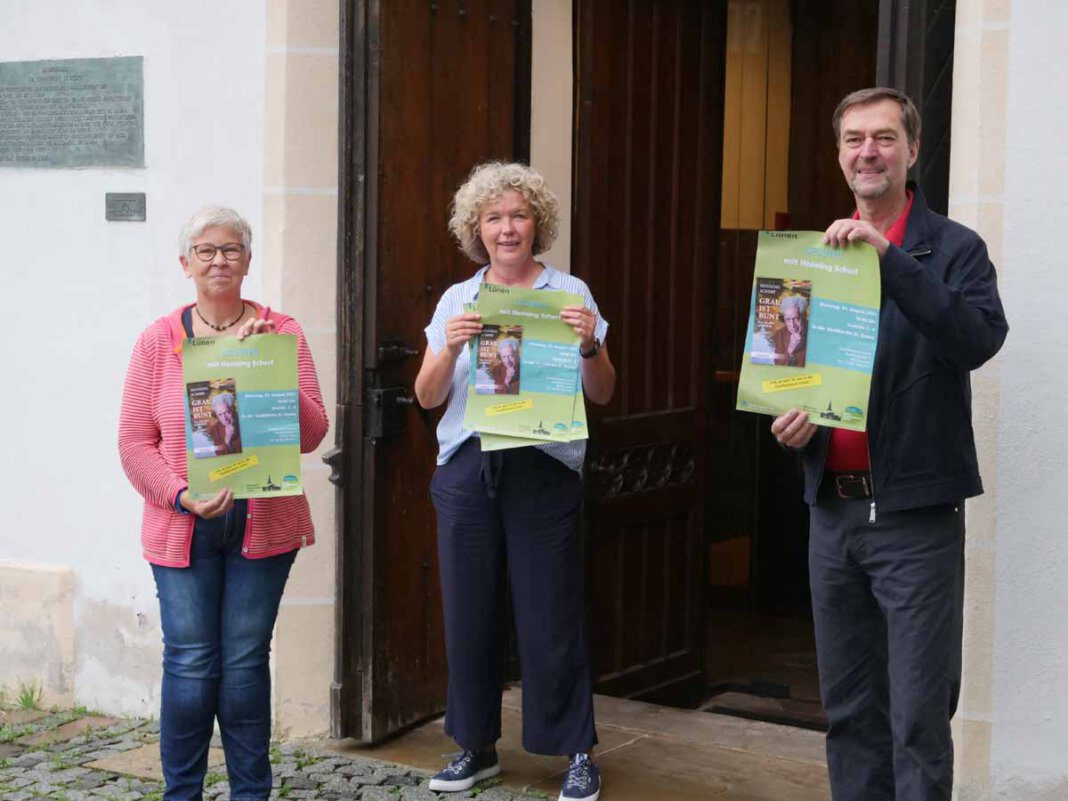 Vorstellung_Veranstaltung_Henning_Scherf_14.07.2021 Beate Convent (Leiterin der Stadtbücherei Lünen), Annette Goebel (Netzwerk Altenarbeit) und Udo Kytzia (Evangelische Kirchengemeinde Lünen) haben die Lesung von Henning Scherf vorgestellt. Foto: Stadt Lünen