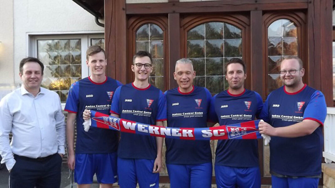 WSC Tischtennis JHV 2 Die erste Herrenmannschaft in neuen Trikots mit (von links) Sponsor Michael Kästner, Moritz Overhage, Luca Bröker, Renee Bieder, Stephan Müller, Matthias Holtmann. Andre Wodetzki fehlte krankheitsbedingt. Foto: WSC