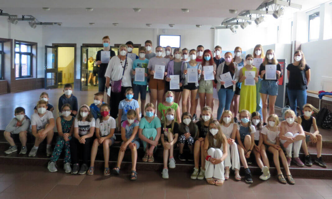 Zertifikat Jugend Übergabe der Zertifikate für die Mädchen und Jungen der neunten Klassen, die Paten für die Fünfer-Klassen des Schuljahres 2020/2021 sind durch Jugendpflegerin Dagmar Reuter. Foto: Thorsten Schröer
