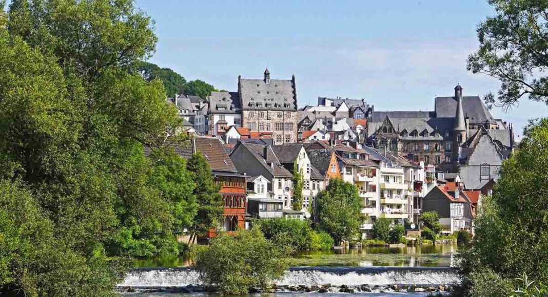 Die Volkshochschule Werne bietet eine Tagesfahrt nach Marburg an der Lahn. Foto: Erich Westendarp/pixabay