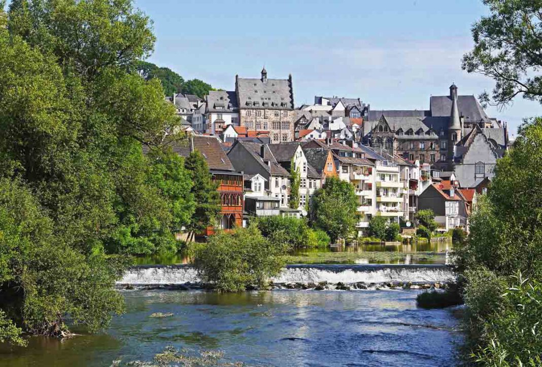 marburg-1397926_1920 Die Volkshochschule Werne bietet eine Tagesfahrt nach Marburg an der Lahn. Foto: Erich Westendarp/pixabay