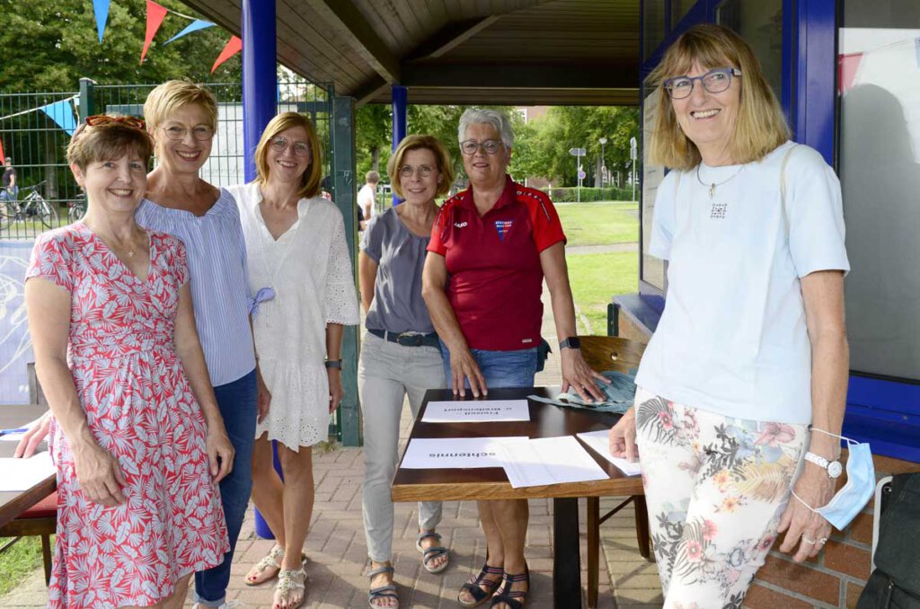 Freundliche Begrüßung beim Eintritt: Die Damen vom Freizeit- und Breitensport begrüßten die Gäste und gaben die Wertmarken aus. Foto: Stengl