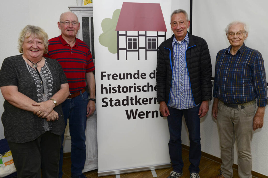 07Altstadtfreunde-B Der neue und alte Vorstand der Altstadtfreunde: (v.r.) Vorsitzender Karl-Heinz Schwarze, Geschäftsführer Hilmar Kilinski, Kassierer Werner Ueckert und Schriftführerin Heidelore Fertig-Möller. Foto: Stengl