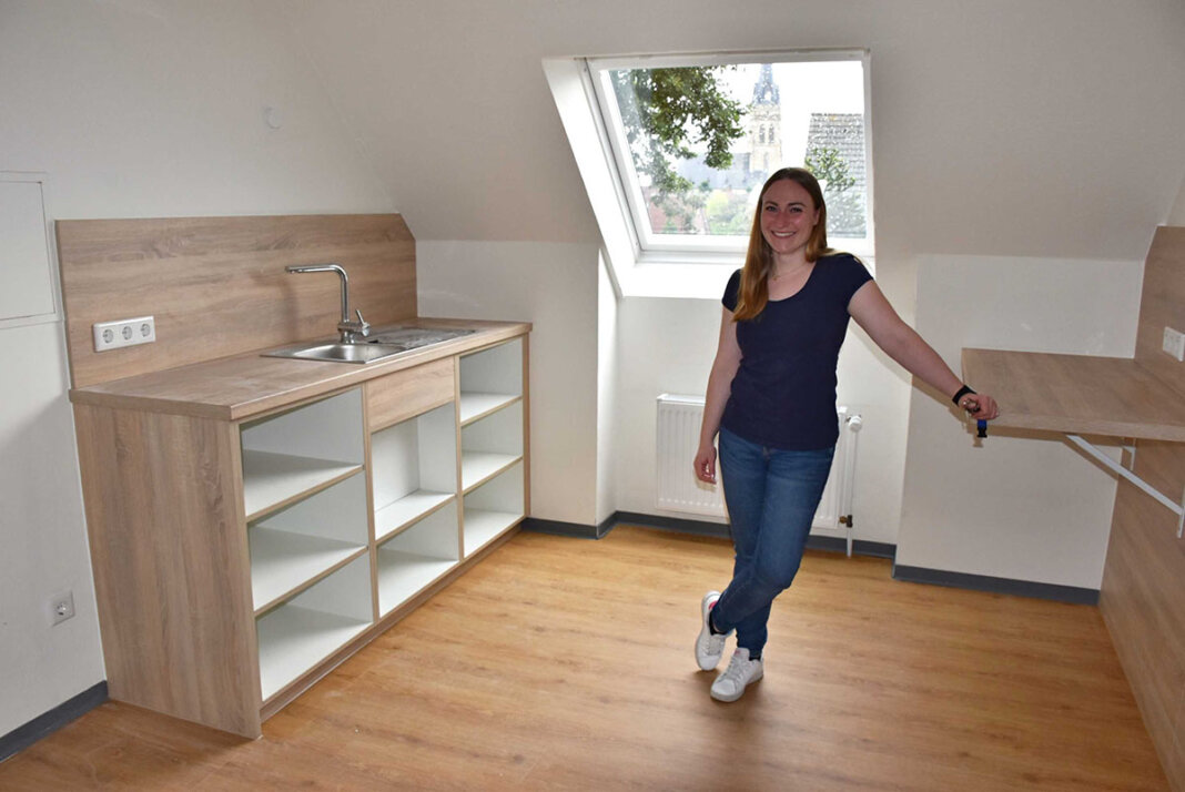 2021 07 28 PM Sanierte Flüchtlingsunterkunft Biete 8_kl Constanze Stolz vom Hochbau der Gemeindeverwaltung begleitete die Sanierungsarbeiten und freut sich, dass diese bald abgeschlossen sind. Foto: Gemeinde Ascheberg