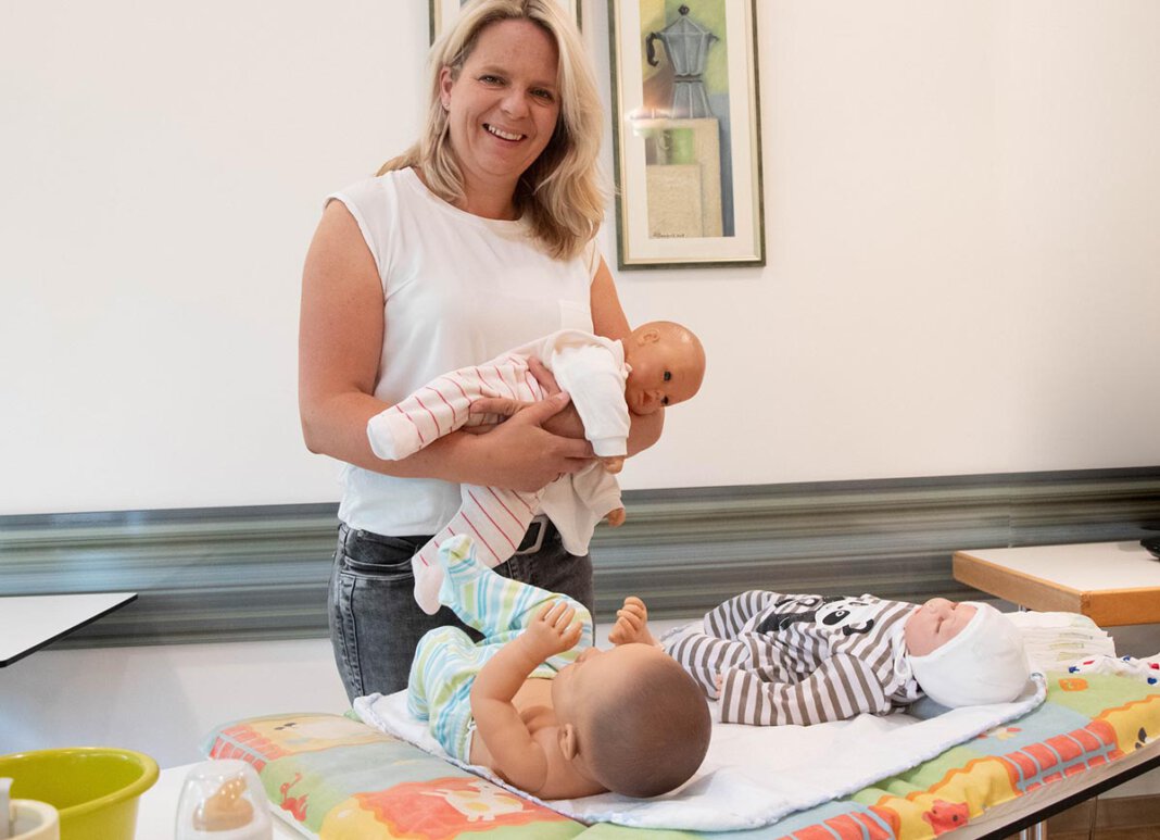 2021-07-29-Bildungsforum-Babysitter-Homoet Zum Babysitterkurs von Diana Homoet gehören neben dem theoretischen Teil auch viele praktische Übungen zum Thema Säuglingspflege. Foto: Bischöfliche Pressestelle/Michaela Kiepe