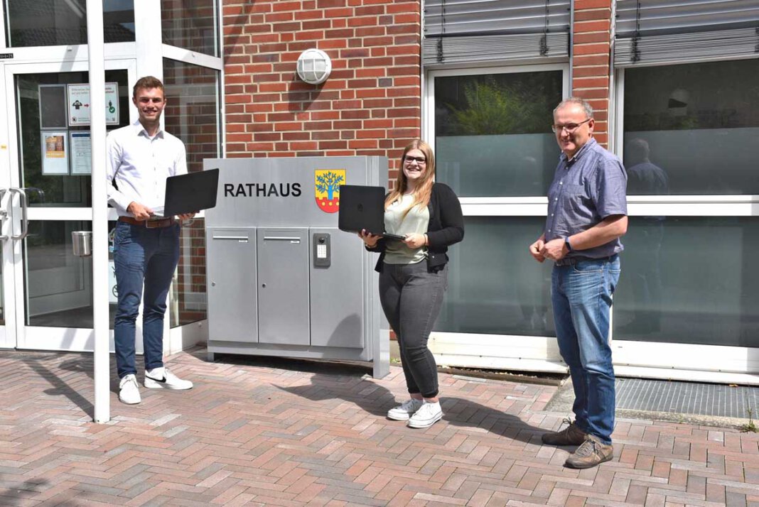 2021 08 10 PM neue Azubis Fachbereichsleiter Helmut Sunderhaus (r.) begrüßte die neuen Auszubildenden Justus Sandhowe und Katharina Tinz im Rathaus der Gemeinde Ascheberg und stattete die beiden direkt mit einem Laptop zum digitalen Lernen aus. Foto: Gemeinde Ascheberg