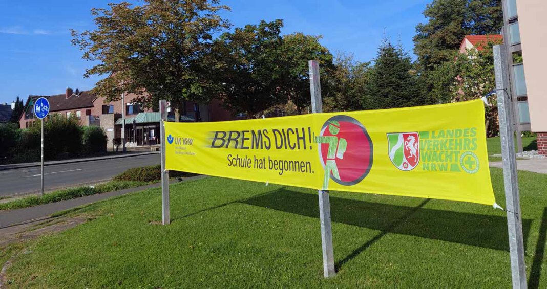 Brems dich Auch mit Bannern wird auf den Schulstart hingewiesen und zum langsamen Fahren aufgefordert. Foto: Wagner