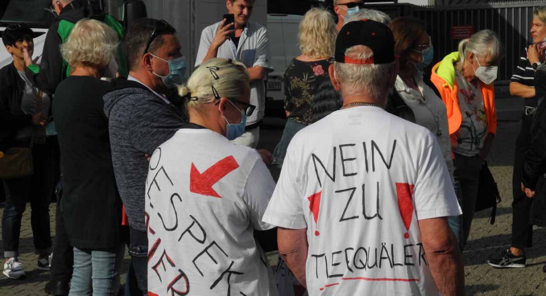 Rund 40 Teilnehmende demonstrierten bei der Aktion der Linken gegen Tierquälerei vor dem Fleischer Mecke in Werne. Foto: Klaus Brüggemann