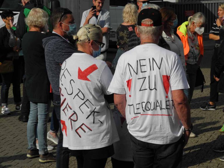 Rund 40 Teilnehmende demonstrierten bei der Aktion der Linken gegen Tierquälerei vor dem Fleischer Mecke in Werne. Foto: Klaus Brüggemann