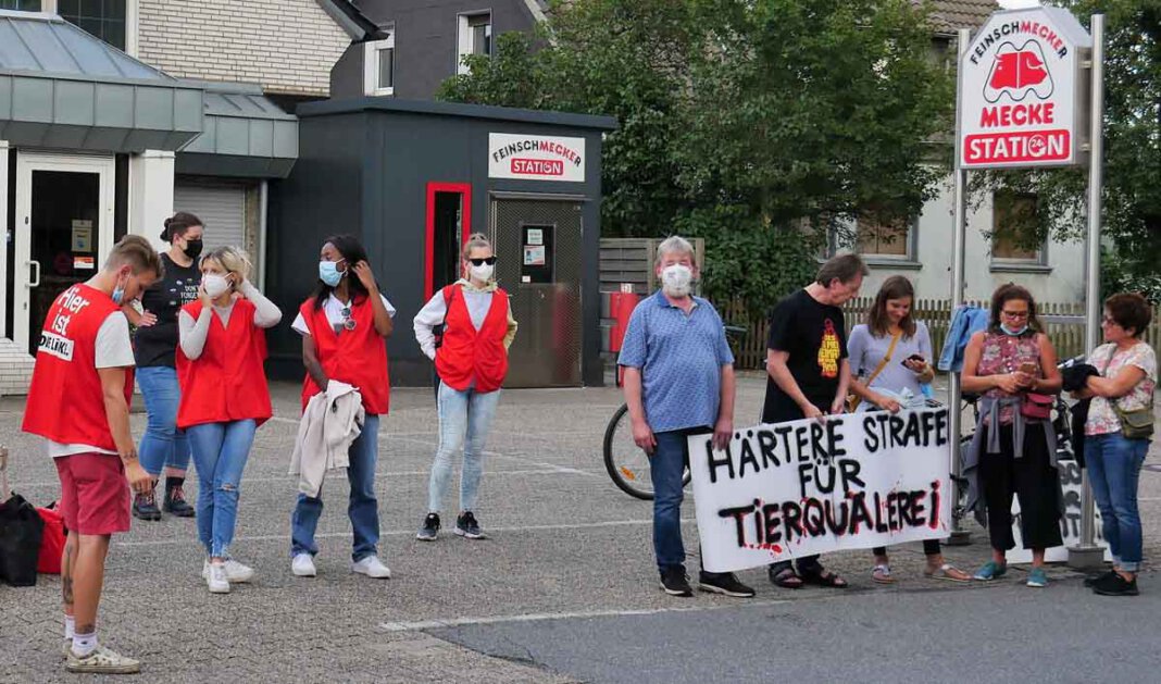 Die Linke Demo_mecke Der Ortsverband der Partei Die Linke hat eine weitere Protestaktion vor der Fleischerei Mecke angekündigt. Foto: Gaby Brüggemann