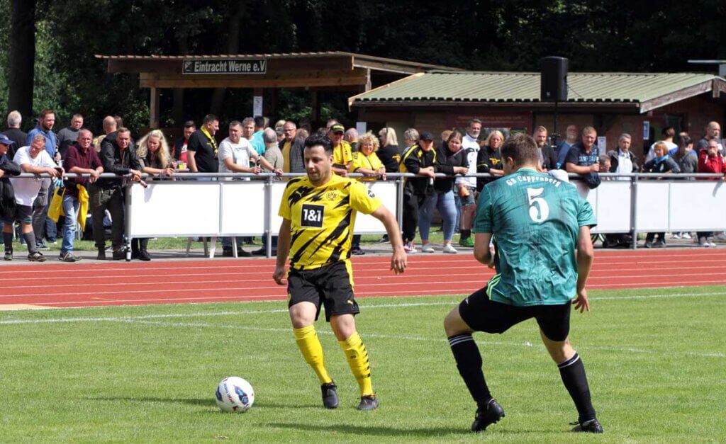Die Alten Herren von Borussia Dortmund, hier im Duell mit GS Cappenberg, feierten beim Benefizturnier den Sieg. Foto: Wagner