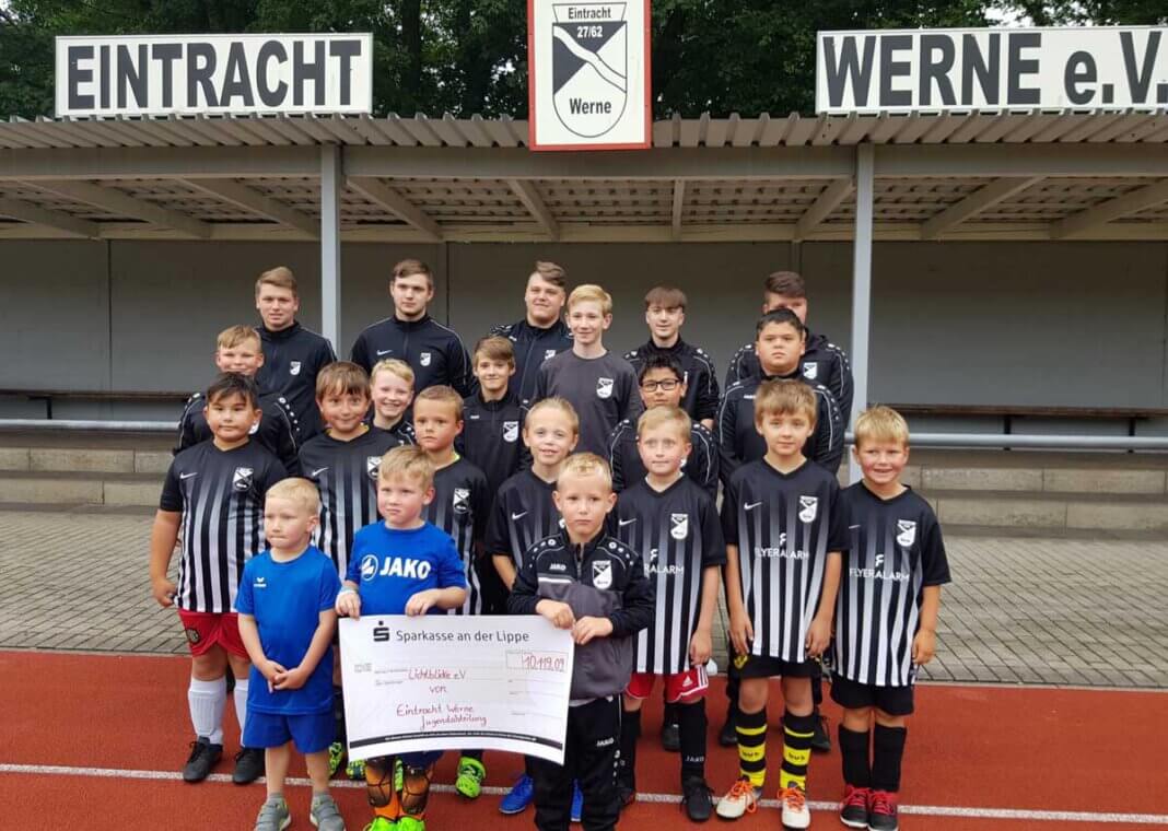 Eintracht Spende Der Spendenscheck geht von Eintracht Werne an die Aktion „Lichtblicke“ zugunsten der Flutopfer. Foto: Baus