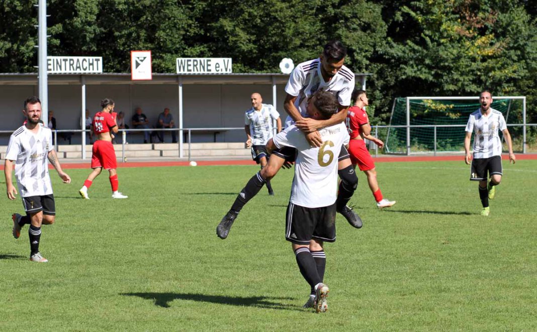 Eintracht Turnier 2 Sami Schebab (Nummer 6) lässt sich nach seinem Traumtor feiern. Zum Sieg gegen die SG Bockum-Hövel reichte der Treffer am Ende aber nicht. Foto: Wagner