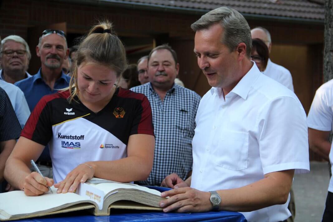 Eintrag_Goldenes_Buch_Hake_31.07.2018 Jule Hake hatte sich bereits 2018 ins Goldene Buch der Stadt Lünen eingetragen. Archivfoto: Stadt Lünen