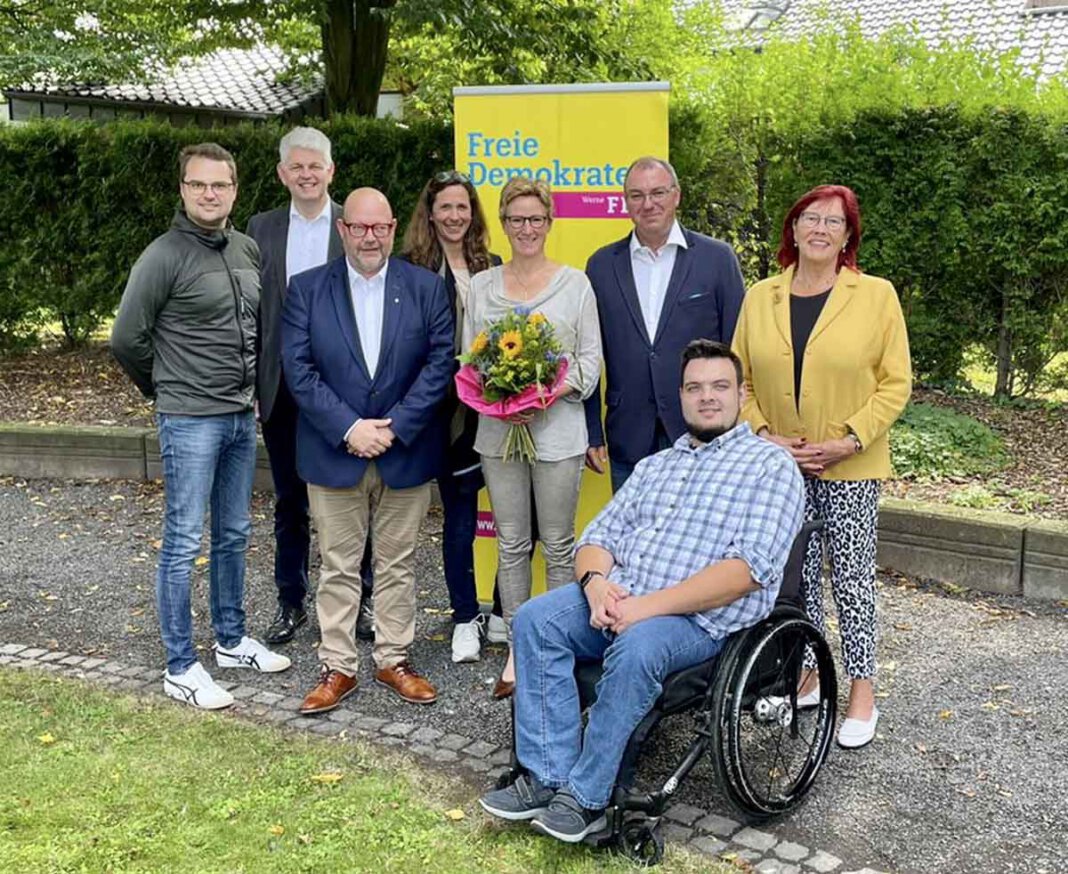 FDP Ortsparteitag Der Ortsparteitag der Liberalen mit (von links) Michael Szopieray, Christoph Dammermann, Olaf in der Beek MdB, Dagny Dammermann, Claudia Lange, Artur Reichert, Lucas Slunjski und Dr. Waltraud Wyborski. Foto: FDP