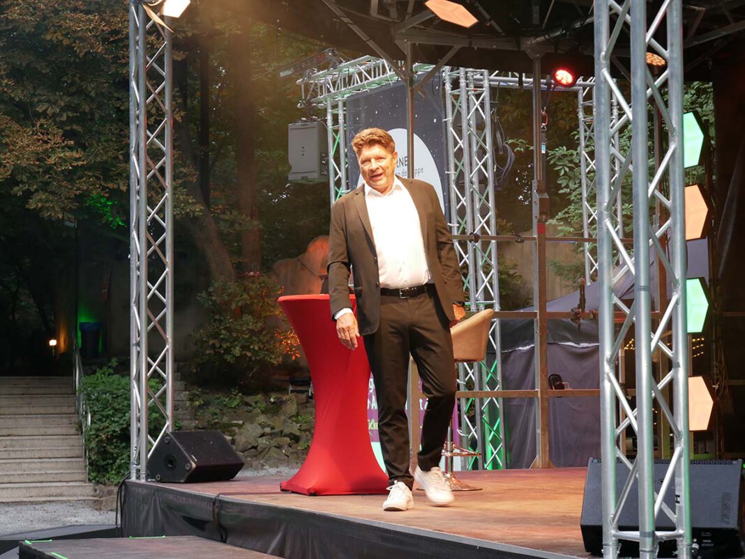 Günna 1 Bruno Knust alias Günna brannte in der Freilichtbühne ein Feuerwerk der guten Laune ab. Foto: Gaby Brüggemann
