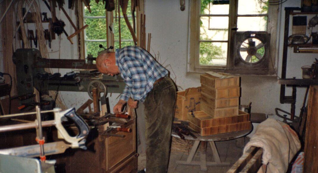Der Geruch von Holzleim lag in der Luft, wenn Heinz Elberfeld in seiner Werkstatt arbeitete. Foto: Archiv Schwarze
