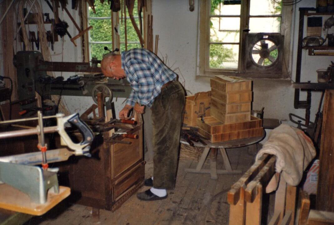 Heinz Elberfeld Werkstatt©Archiv Schwarze Der Geruch von Holzleim lag in der Luft, wenn Heinz Elberfeld in seiner Werkstatt arbeitete. Foto: Archiv Schwarze