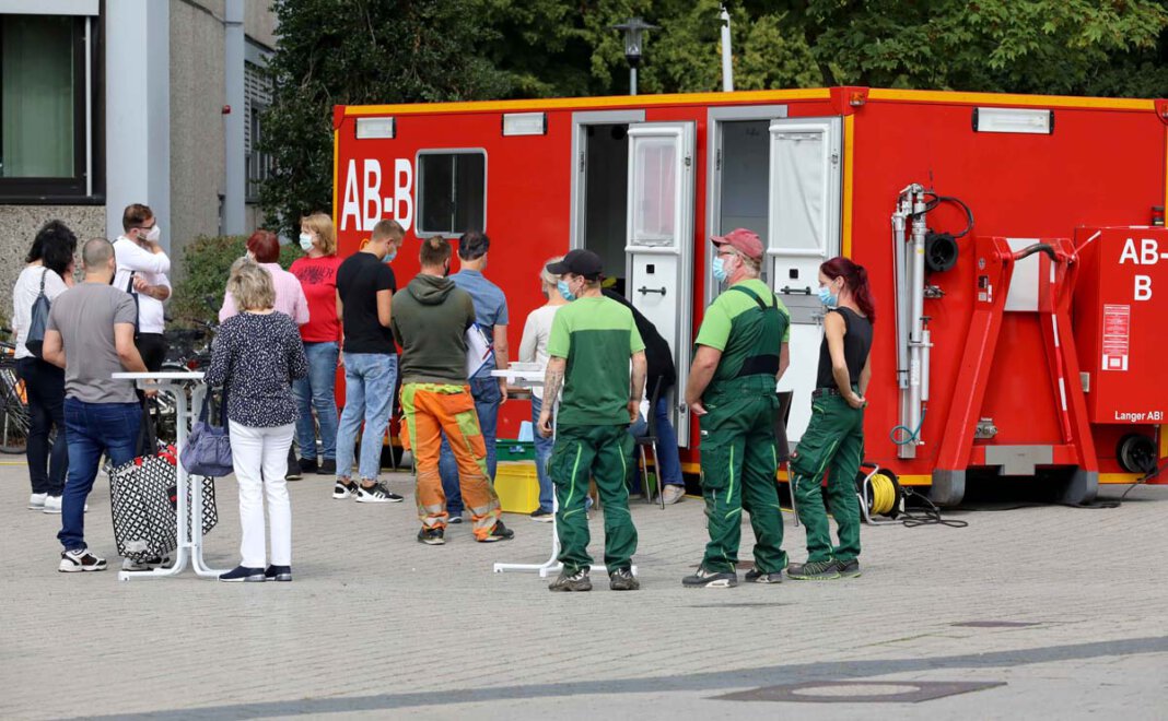Impfbus Werne Die spontanen Impfaktionen vor dem Stadthaus in Werne wurden gut angenommen. Auf eine ähnliche Resonanz hofft der Kreis Unna auch an den weiterführenden Schulen. Foto: Volkmer