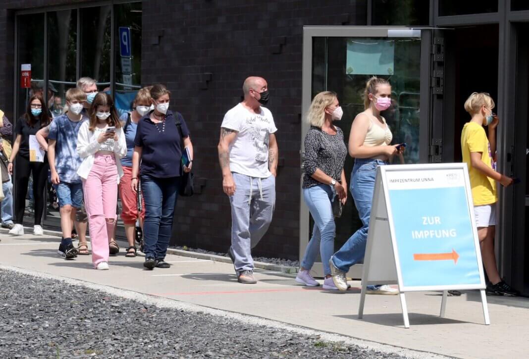 Impfung für Kinder und Jugendliche (Medium) Aufgrund der großen Nachfrage wird das Impfangebot für Kinder und Jugendliche ab zwölf Jahren im Impfzentrum in Unna auf zwei Nachmittage in der Woche ausgeweitet. Foto: Volkmer