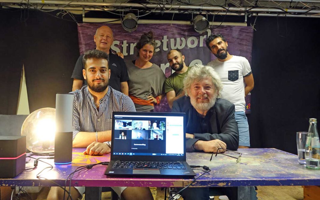 Kabis Adel Al Mofti (vorne links) und Guevara Ibisch (hinten rechts) von Youth for Future hatten den Anwalt Manuel Kabis (vorne) zum Thema Einbürgerung ins JuWeL eingeladen. Auch das Streetwork mit Katrin Schnieders und Michael Knäpper (ganz links) war dabei. Foto: Privat