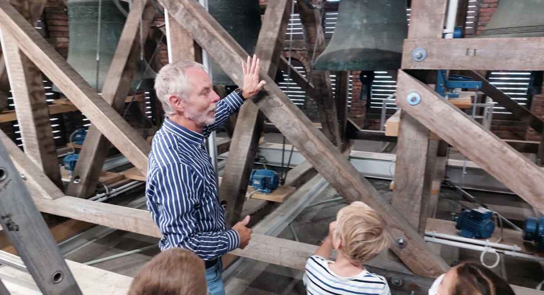 Beim Tag der offenen Tür nahm Günter Schlicker von der Gemeinde St. Konrad Groß und Klein mit in den Glockenturm. Foto: Wagner