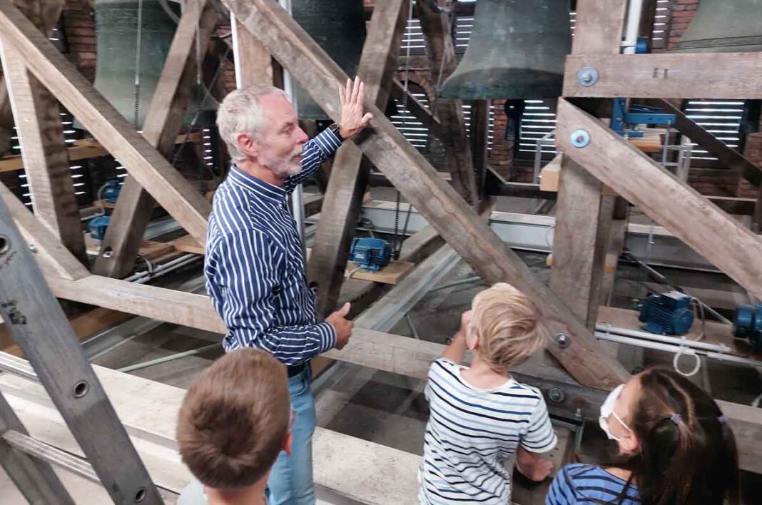 Kinderkirche_Glockenturm Beim Tag der offenen Tür nahm Günter Schlicker von der Gemeinde St. Konrad Groß und Klein mit in den Glockenturm. Foto: Wagner