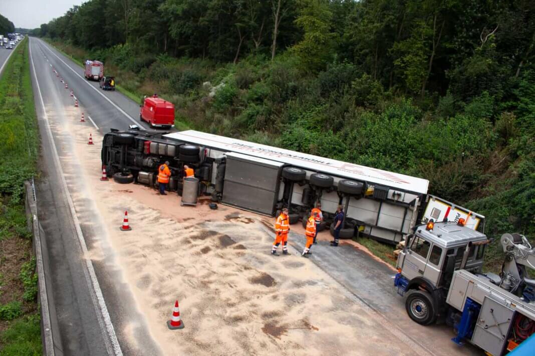 LKW Unfall Ein schwerer Lkw-Unfall ereignete sich am Dienstagvormittag auf der A1 zwischen Ascheberg und Werne. Foto: Isabel Schütte