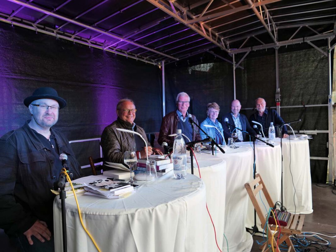Literaturnier 2021_1 Stritten gewohnt amüsant über diverse Neuerscheinungen: Verleger Magnus See, Pfarrer Hartmut Marks, Moderator Dieter Vatheuer, Kabarettistin Liane Jäger, Buchhändler Hubertus Waterhues und Schauspieler Ludger Burmann. Foto: Anke Schwarze