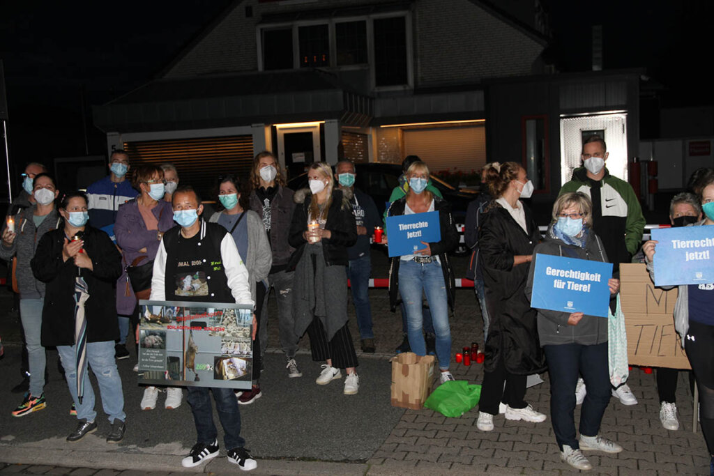 150 Menschen zählte die Polizei bei der Mahnwache vor der Fleischerei Mecke an der Lippestraße am 18. August 2021. Foto: Wagner