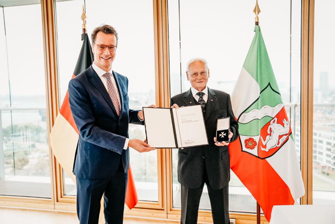 Nägeler Nordkirchen Minister Hendrik Wüst überreicht den Landesverdienstorden an Wilhelm Nägeler aus Nordkirchen. Foto: Land NRW