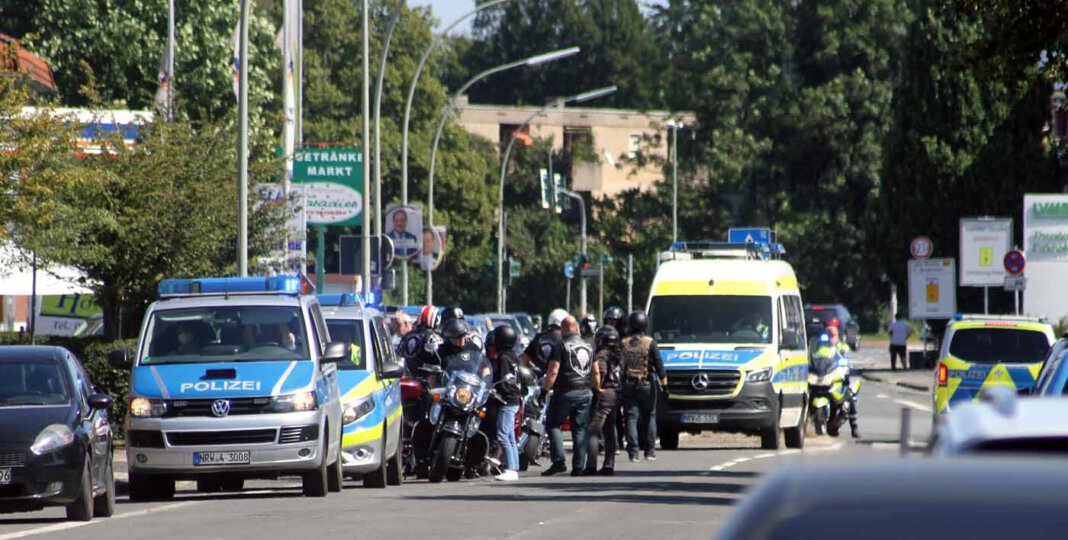 Rocker Demo_Werne Für Aufsehen sorgte ein Motorradkorso aus Hamm, der am Samstag auch auf Werner Stadtgebiet unterwegs war - begleitet von einem großen Polizeiaufgebot. Foto: Wagner