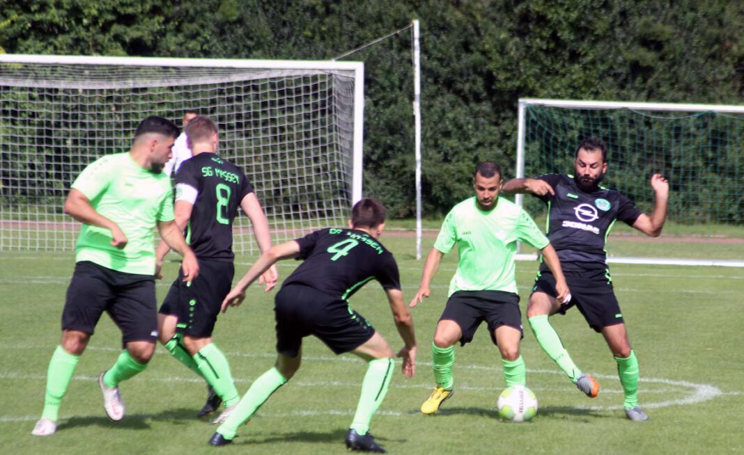 SVS-Massen 1 Dem SV Stockum (helle Trikots) ging im Pokalspiel gegen die SG Massen am Ende die Puste aus, schlug sich aber achtbar. Foto: Wagner