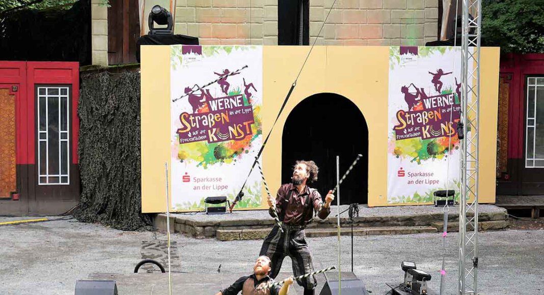 Mit Comedy, Jonglage und Zauberei eröffneten die „Firebirds“ Balint & Geret das Festival StraßenKUNST -Festival 2021 und zogen das Publikum in der Freilichtbühne mit Charme und viel Witz hinein in die bunte Straßenkunst. Foto: Gaby Brüggemann