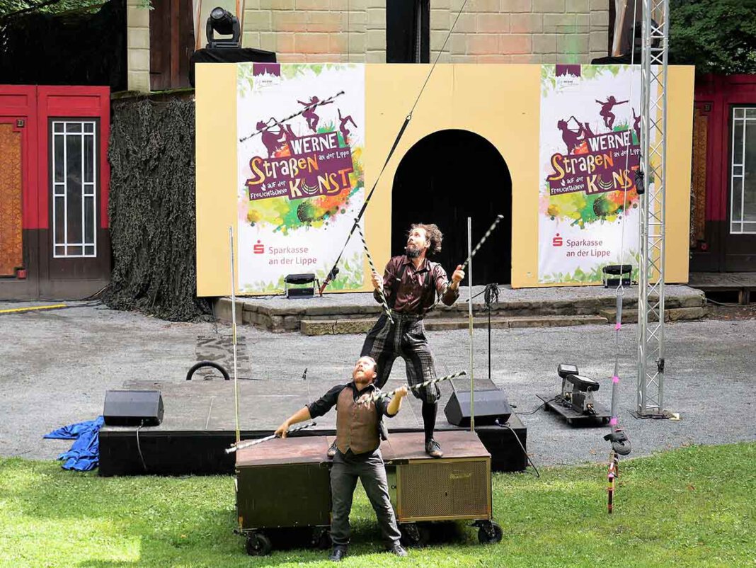 Straßenkunst 01 Mit Comedy, Jonglage und Zauberei eröffneten die „Firebirds“ Balint & Geret das Festival StraßenKUNST -Festival 2021 und zogen das Publikum in der Freilichtbühne mit Charme und viel Witz hinein in die bunte Straßenkunst. Foto: Gaby Brüggemann