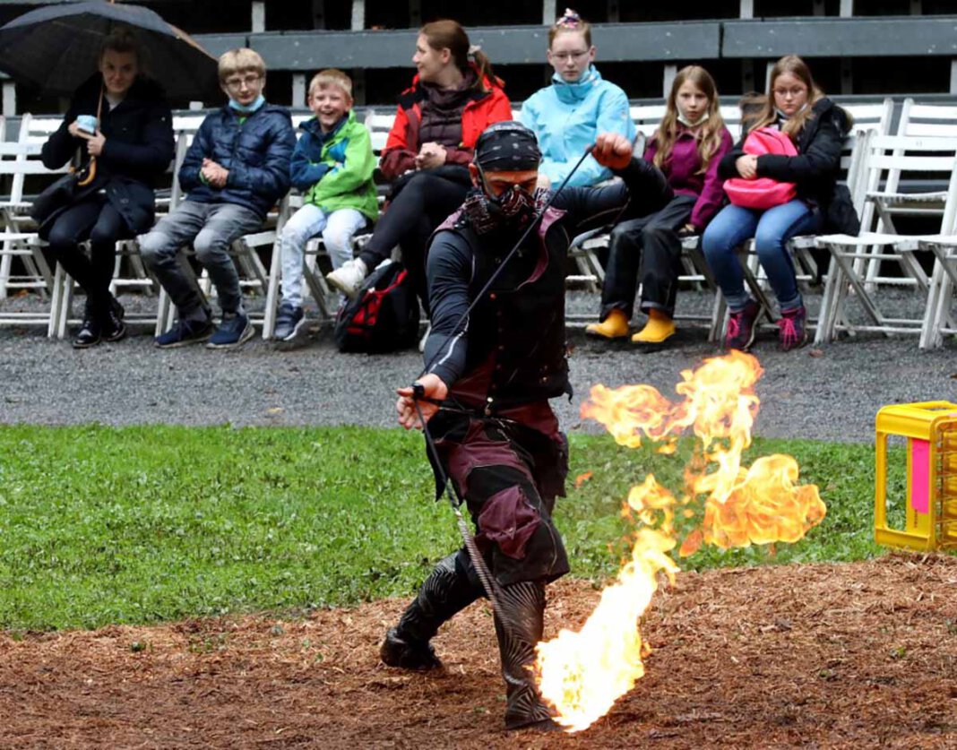 Straßenkunst neu 1 (Medium) Bei Feuer-Ninja Chris Blaze aus Australien dauerte es nicht lange, bis der Funken der Begeisterung auf das Publikum der Straßenkunst 2021 überschwappte. Foto: Volkmer