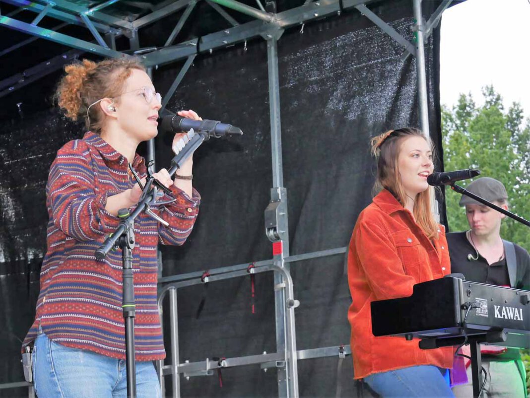 Threepwood `N Strings 2 Eva Kempa (von links), Celina Hötger, Marvin Kübber und ihre Bandkollegen von Threepwood `N Strings sorgten für einen tollen Konzertabend im FlözK. Foto: Gaby Brüggemann