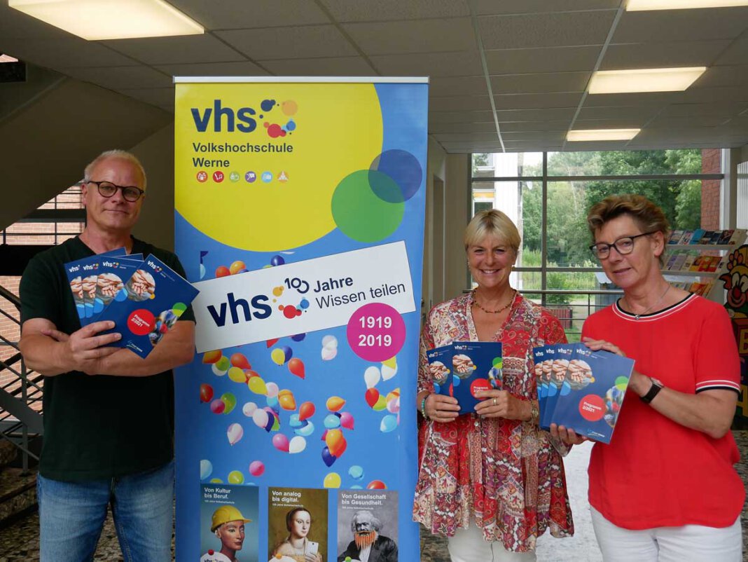 VHS neues Programm 2021 Das Bildungspaket der Volkshochschule für das zweite Halbjahr ist geschnürt. Die neuen Programmhefte zeigen (von links) Michael Hahn, Andrea Martin und Regina Ruß vor. Foto: Gaby Brüggemann