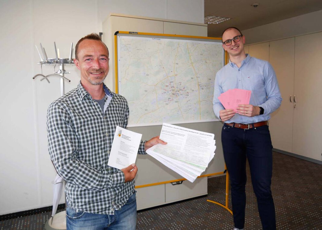 Wahlen neu Im Stadthaus sind die Vorbereitungen für die Bundestagswahl angelaufen. Neben der Organisation des Wahltags am 26. September haben Sven Henning (links) und Marcel Röschmann aktuell auch die Unterschriftenlisten des Bürgerbegehrens gegen das Industriegebiet Nordlippestraße überprüft. Foto: Gaby Brüggemann