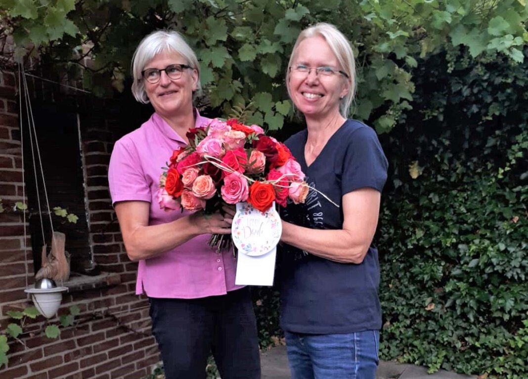 Wenner Sigrid Haße (rechts) wurde von Chefin Dagmar Wenner zum 40. Dienstjubiläum beglückwünscht. Foto: Privat