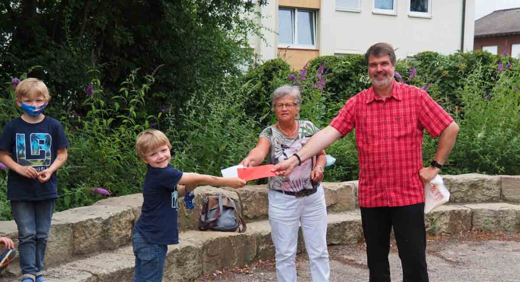 Marita Funhoff und Michael Thews (SPD) förderten das Ferienprogramm an den drei Werner Grundschulen mit einer Spende. Auf dem Foto überraschen sie OGS-Kinder an der Wiehagenschule. Foto: SPD
