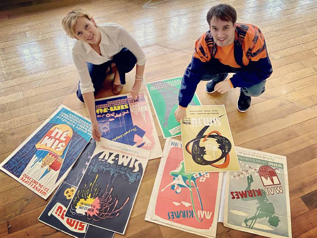 Werne_Losch-Projekt Der Grafiker und Künstler Karl Losch wäre im Dezember 100 Jahre alt geworden. Aus diesem Anlass widmen Werne Marketing und das Stadtmuseum Werne dem früheren Stadtgrafiker ein großes Projekt. Das Foto zeigt Dr. Constanze Döhrer und Christoph Schwartländer mit historischen Kirmes-Plakaten. Foto: Werne Marketing / Nicole Friedrich