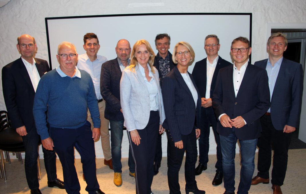 Wir für Werne Das Vorstandsteam von „Wir für Werne“ mit Gästen (von links): Martin Abdinghoff, Michael Zurhorst, Tim Wilke, Hubertus Waterhues, Adelheid Hauschopp-Francke, Gerd Walters, Carolin Brautlecht, Matthias Stiller, Bürgermeister Lothar Christ und Lars Werkmeister. Foto: Wagner