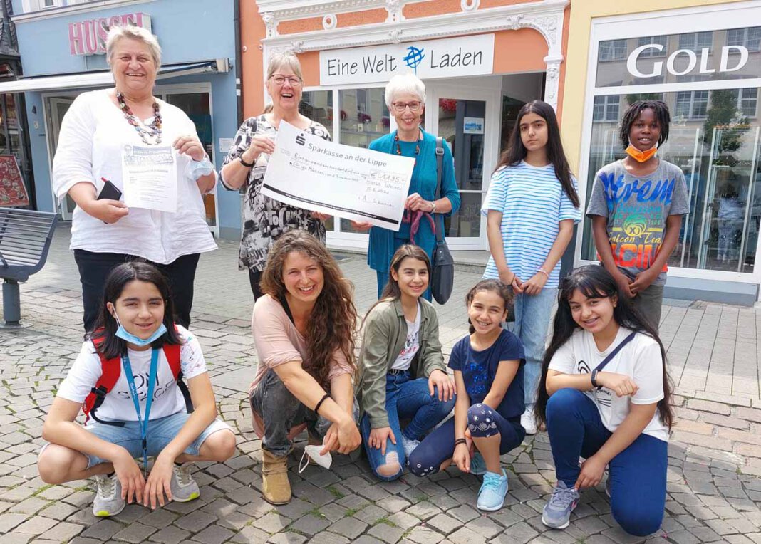 efa_spende Stephanie Kaltenborn (2. von links) und Annegert Günther überreichten den Spendenscheck an Jugendpflegerin Dagmar Reuter (ganz links), Streetworkerin Katrin Schnieders (unten, 2. von links) und die Jugendgruppe. Foto: Wagner
