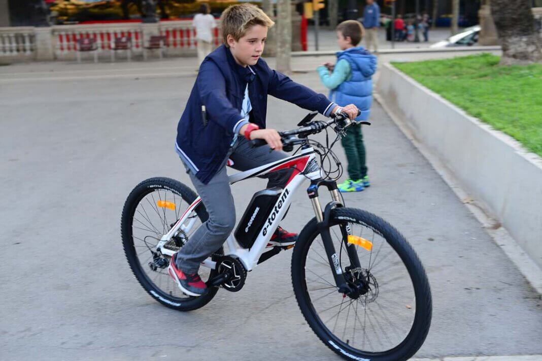 motor-bike-1531268_1280 Die Geschwindigkeit bedeutet aber nicht nur für neue „E-Biker“ eine Umstellung, sondern im Straßenverkehr auch ein etwas größeres Risiko. Helmtragen ist zwar keine Pflicht, wird aber dringend empfohlen. Symbolbild: pixabay