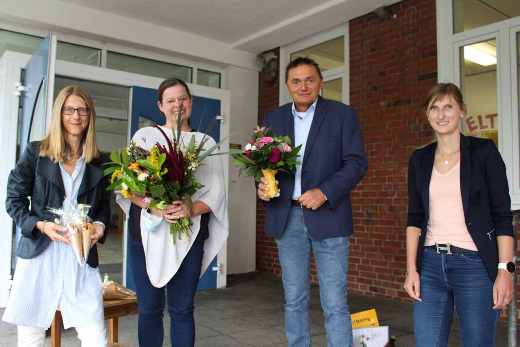 neue konrektorin grundschulverbund nordkirchen iris theil (6) Iris Theil (2.v.l.) ist seit dem 1. August neue Konrektorin des Grundschulverbunds Nordkirchen. Schulleiterin Nicole Zombik (l.), Bürgermeister Dietmar Bergmann und Fachbereichsleiterin Alina Kundt (r.) freuen sich über die Verstärkung an der Grundschule. Foto: Gemeinde Nordkirchen