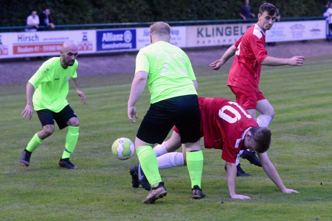 093SV Sockum-Uentrop2-B Mit viel Einsatz ging es im Nachholspiel in Stockum zur Sache. Hier erkämpfen sich Dan Reisner (23) und Harez Samadi (links) das Leder. Foto: Stengl