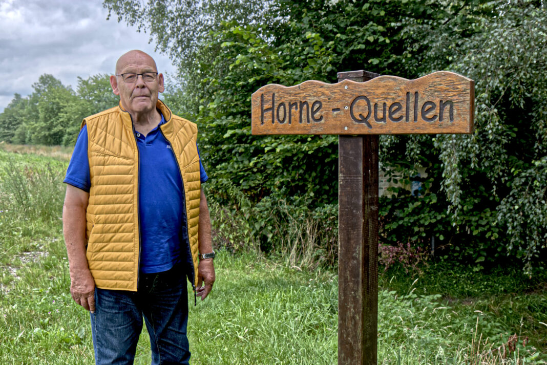 18.07.21 Horne-Quellen 02 Lambert Feldhaus kennt das „Geheimnis“ der Horne-Quellen und spricht sich für eine entsprechende Informationstafel an der Radwanderer-Raststelle bei Horn aus. Foto: